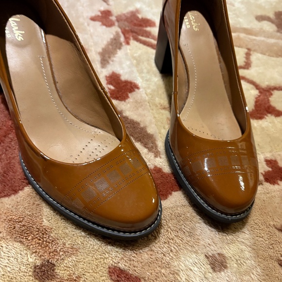 Clarks Brown Patent Leather Block Heels Tarah Sofia 7.5 - Picture 1 of 1